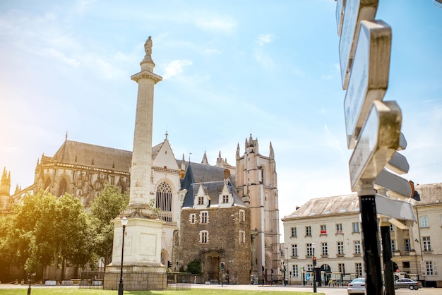 Street view na praça Marechal-Foch com coluna Louis durante a manhã ensolarada na cidade de Nantes, na França