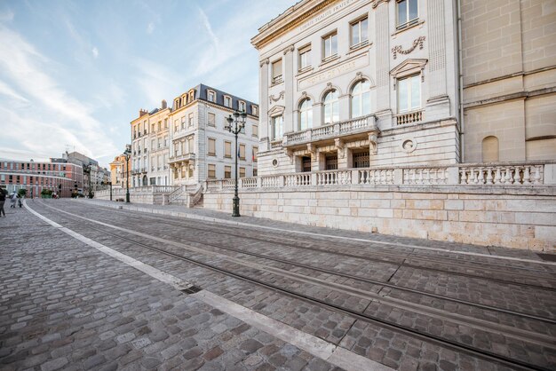 Street view no antigo centro da cidade durante o pôr do sol na cidade de Orleans, na França