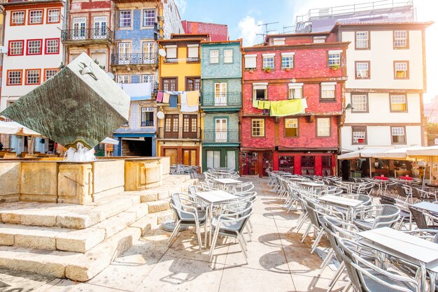 Street view nos belos edifícios antigos com azulejos portugueses na praça da ribeira na cidade do porto, portugal