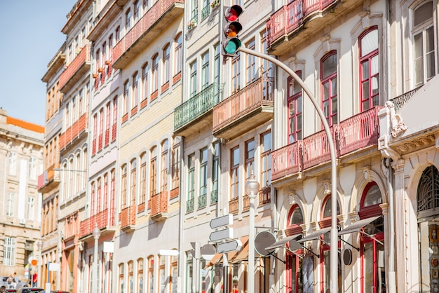 Street view nos belos edifícios antigos com azulejos portugueses nas fachadas da cidade do Porto, Portugal