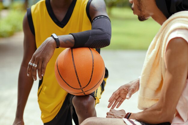 Streetball-Spieler unterhalten sich