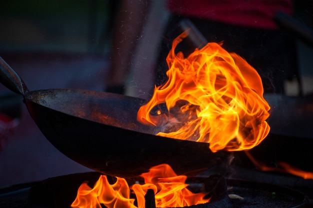 Streetfood in einer heißen Pfanne kochen