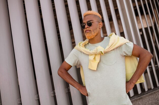 Streetstyle. Ein bärtiger extravaganter junger Mann mit Sonnenbrille