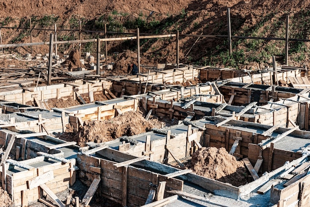 Streifenfundamente mit Schalung beim Bau eines Hauses. Zuverlässiges Stahlbetonfundament. Baustelle.