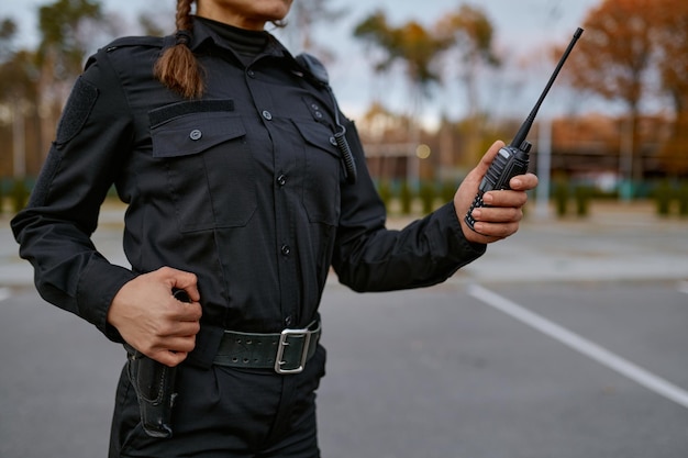 Streifenpolizistin, die in Walkie-Talkie spricht