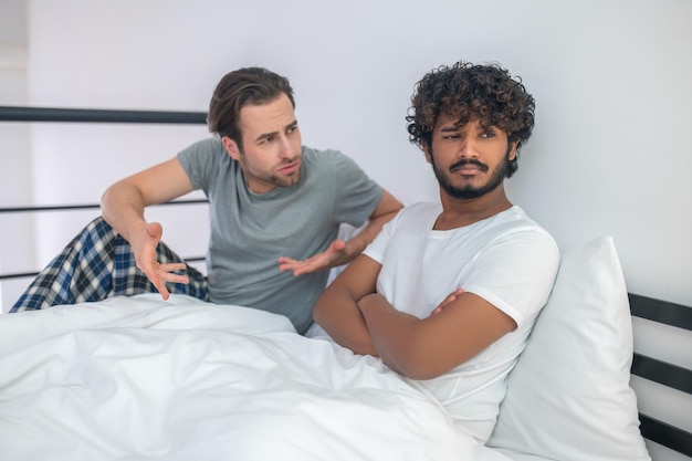 Foto streit. zwei männer streiten sich, einer wirkt beleidigt