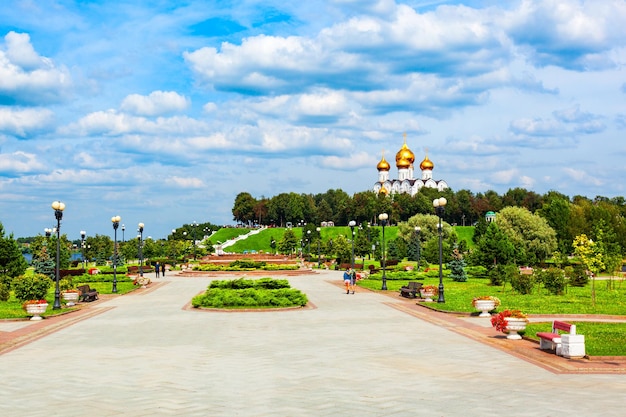 Strelka parque público em Yaroslavl Golden Ring da Rússia