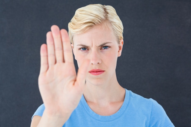 Strenge Frau mit ihrer Hand Gestikulieren