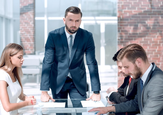 Strenger Geschäftsmann bei einem Meeting im Büro