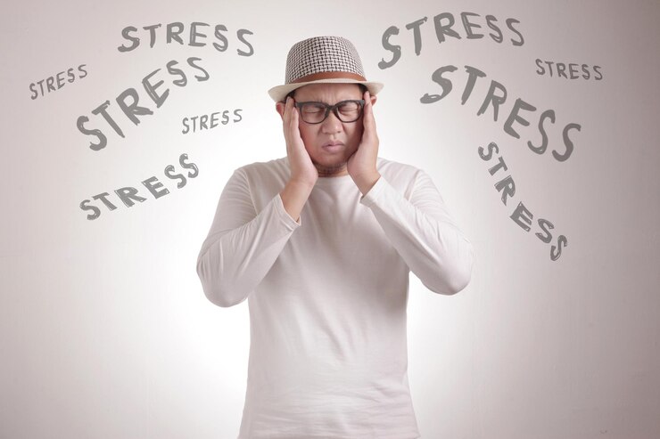 Foto stress-asiaten schließen die augen und halten den kopf wegen des stress