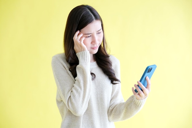 Stress asiatische Frau kämpft mit dem Handy