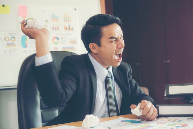 stress de homem de negócios e papel amassado