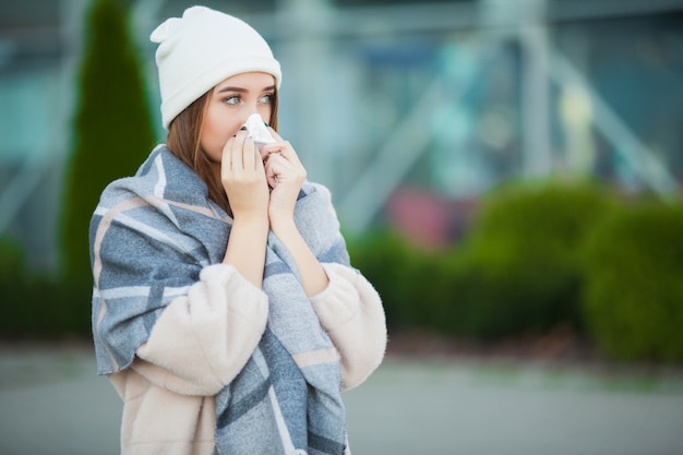 Stress mulher. linda mulher desesperada triste no casaco de inverno, sofrendo de depressão