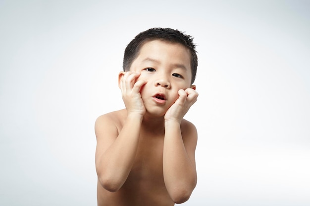 Stress- und Sorgenhaltung des kleinen Jungen