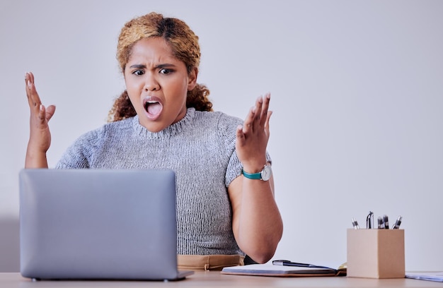 Stress verärgerte und frustrierte Unternehmensfrau, die an einem Laptop arbeitet, verärgert über Störungen und langsames Internet