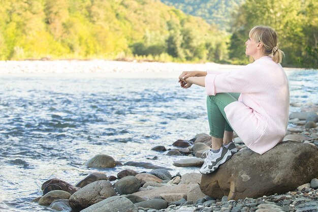 Stressdepression bei Menschen Einsame Frau in der Natur