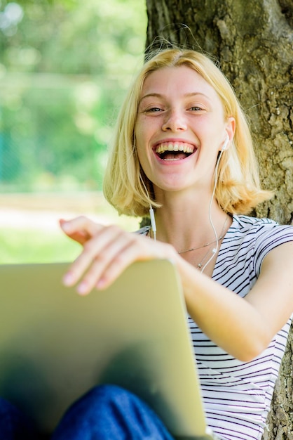 Foto stressfrei arbeiten frischluftkonzept wege finden, stress abzubauen besser arbeiten, einfach nach draußen bringen stress bei der arbeit reduzieren natur entspannende umgebung stressiger büroalltag brauchen sie urlaub