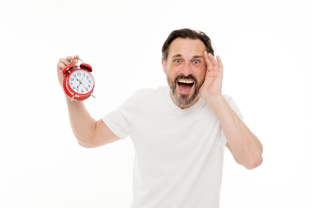 Stressige Zeiten Mann bärtiger reifer Mann halten Uhr isoliert auf weiß Mann mit Bart überprüfen, wie spät es ist Zeitmanagement-Fähigkeiten Persönlicher Zeitplan und tägliches Regime Wecker Morgenzeit