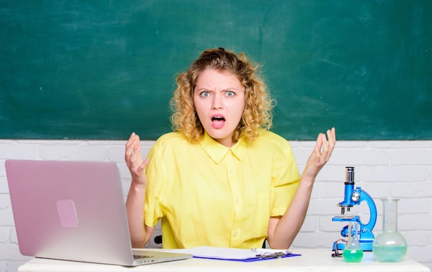 Stressiges Studentenleben Lehrer stressiger Beruf Psychische Gesundheit und Stress beeinflussen Mädchen emotional mit Laptop und Mikroskop arbeiten an eigener Untersuchung Biologie und Chemie Stressiger Tag