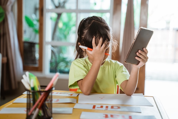 Stresskind beim Online-Lernen zu Hause