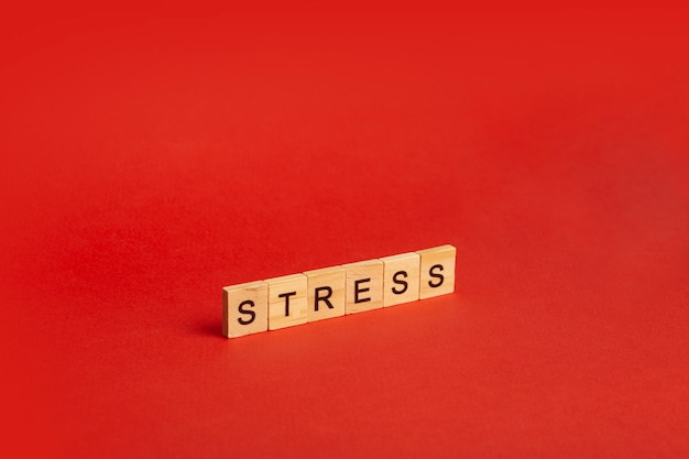 Stresskonzept. Stress auf einem roten leeren Hintergrund. Ein Gefühl von Angst, Anspannung, Angst und Wut