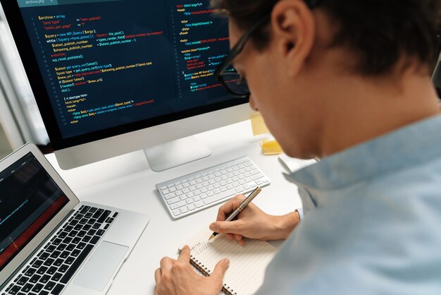 Stressvolle IT-Analyse von Online-Software-Informationen Schreiben von Memo-Listen