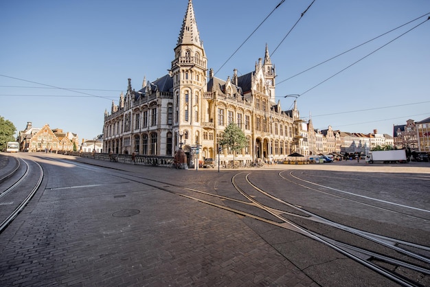 Stret View auf das Postgebäude während des Morgens in der Stadt Gent, Belgien