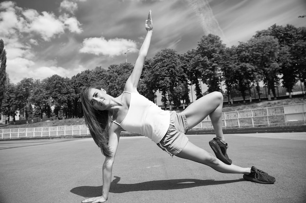 Stretching-Übungen Training im Freien Gesunder Körper der Frau praktiziert Yoga im Freien Naturhintergrund Mädchen-Stretching-Training Stretching-Muskeln Yoga-Trainer Pilates-Fitness und Gewichtsverlust