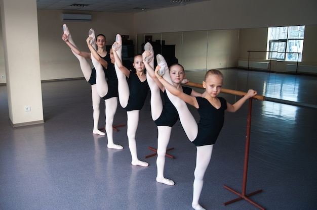 Stretching, Kinder im Ballett-Tanzkurs.