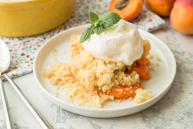 Streusel Aprikosentorte auf weißem Tisch, Morgen Nachtisch