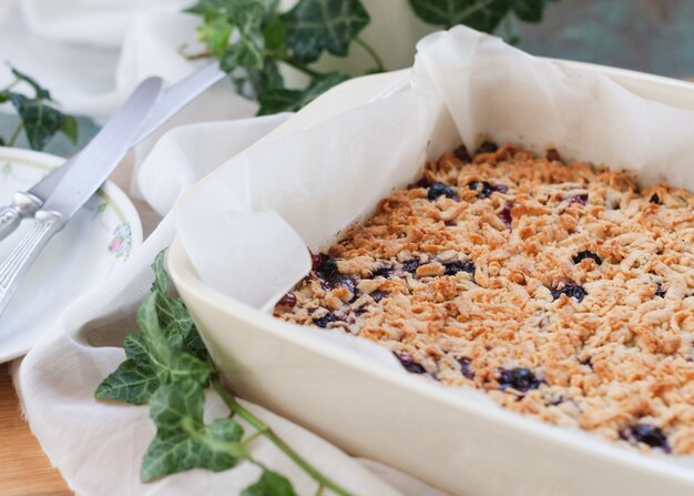 Streuseltorte mit Beerenmarmelade gefüllt und mit Glasurzucker bestäubt