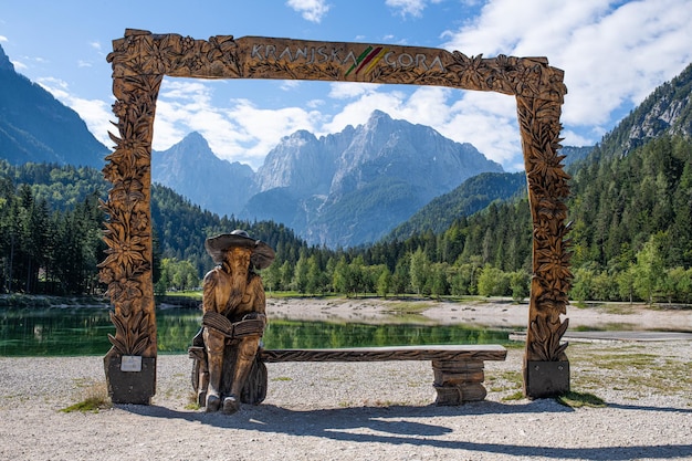 Stric vitranc ou tio vitranc estátua de madeira lago jasna prisojnik kranjska gora