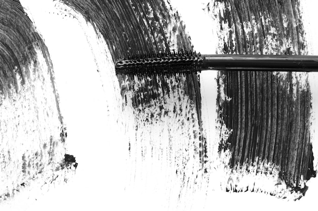 Strich der schwarzen Wimperntusche mit Applikatorbürste Nahaufnahme isoliert auf weißem Hintergrundbild