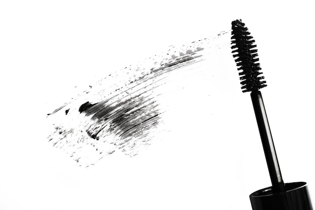 Strich von schwarzer Mascara mit Applikatorbürste.Übersicht.Abstrich von Make-up.Isolated on white.Hintergrund für Design.