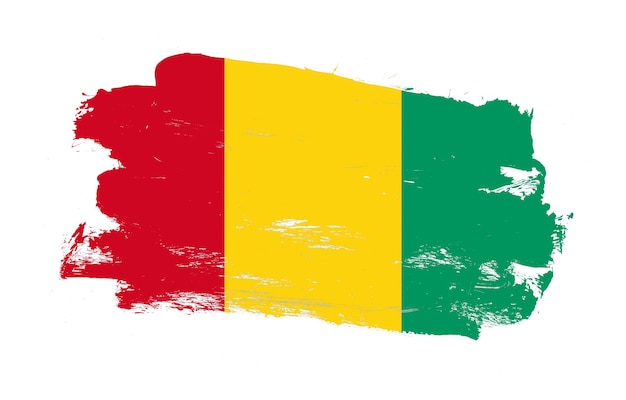 Strichpinsel gemalt beunruhigte Flagge Guineas auf weißem Hintergrund