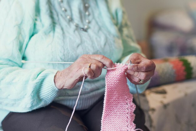 Foto stricken ist ein ganz eigener stressabbau nahaufnahme einer nicht wiederzuerkennenden seniorin beim stricken