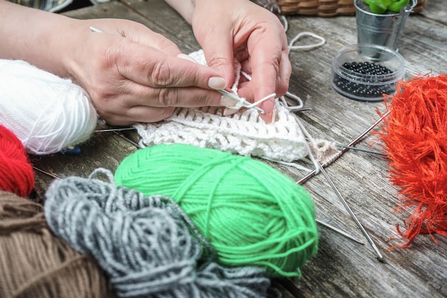 Strickende Hand häkeln Weibliche Handstrickhaken Draufsicht Stricken in Frauenhänden