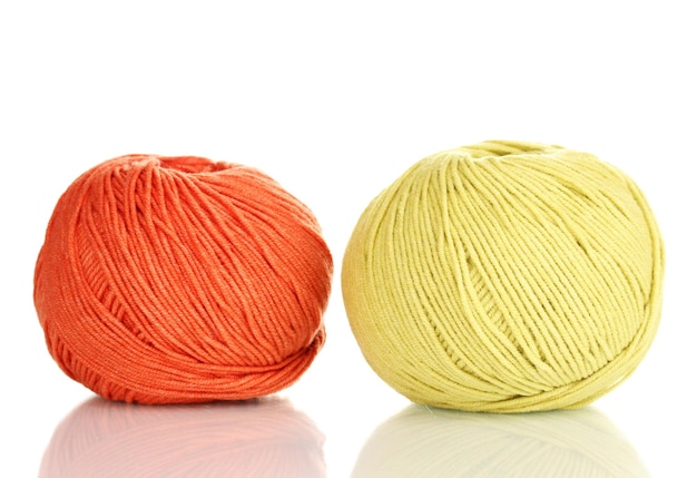 Strickgarn, isoliert auf Weiß