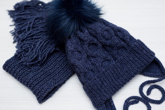 Strickmütze und Schal für Winterkinder in Blau
