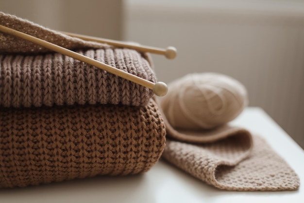 Stricknadeln mit Fäden beige Garn Hobby für Frauen-Konzept Strickzubehör