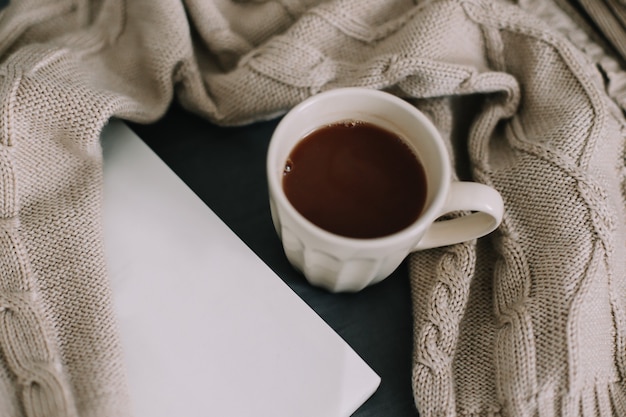 Strickpullover, ein Buch und eine Kaffeetasse