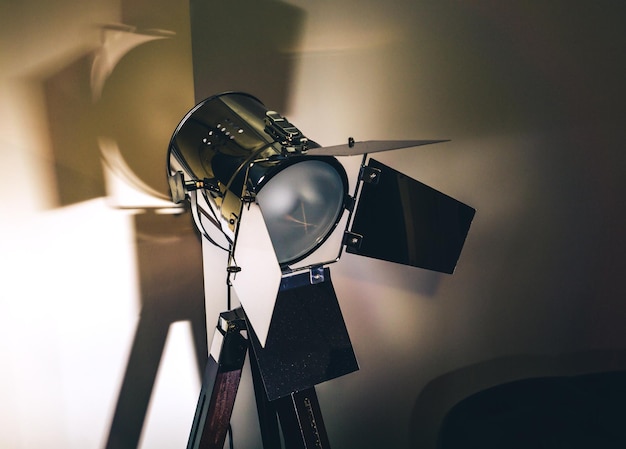 Stroboskoplicht an der Wand im Raum