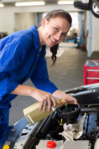 Strömendes Öl des Mechanikers in Auto