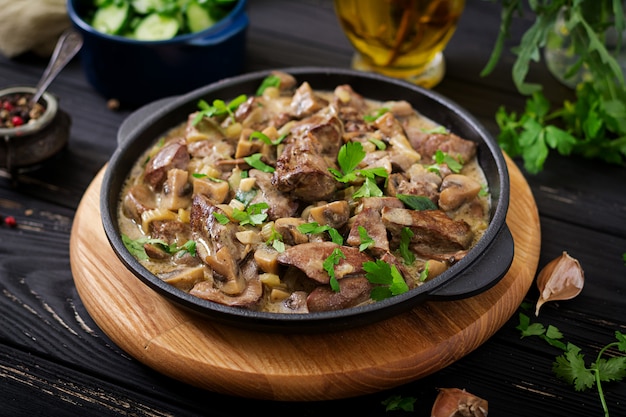 Stroganoff Hühnerleber mit Pilzen und Sahne