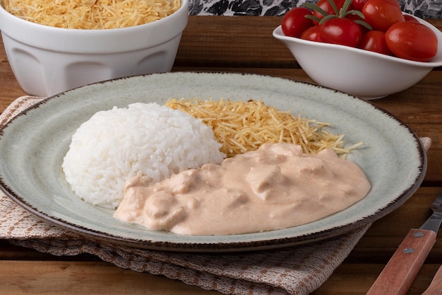 Stroganoff de pollo tradicional en plato verde