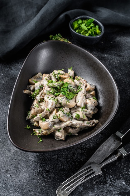 Stroganoff de ternera con champiñones en un plato con cremini y champiñones