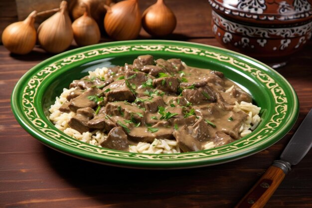 Stroganoff de ternera servido en un plato de cerámica verde