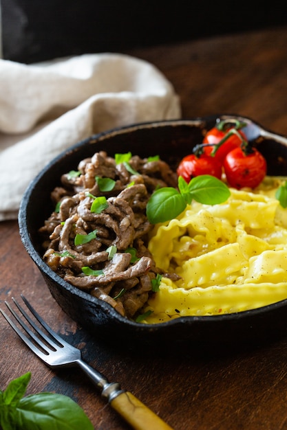 Stroganoff de ternera con tomate, albahaca y pasta.