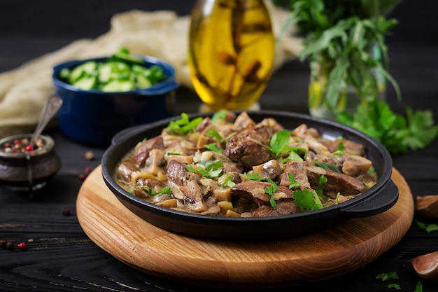 Strogonoff de fígado de frango com cogumelos e creme