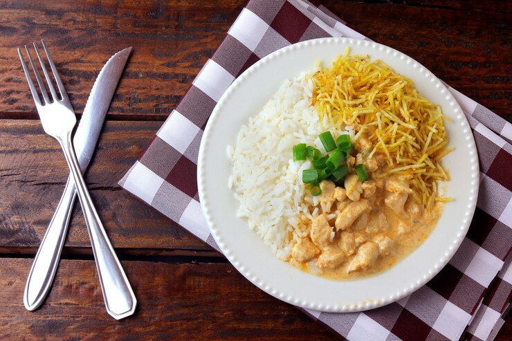 Strogonoff de frango, é um prato originário da culinária russa que no Brasil é composto de creme de leite com extrato de tomate, arroz e batata frita.